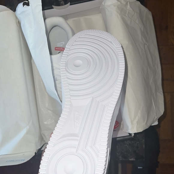 Mens Supreme AIR FORCE 1S - Picture 4 of 4